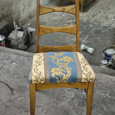 כיסא מרופד עם עיצוב פרחוני בסדנה
