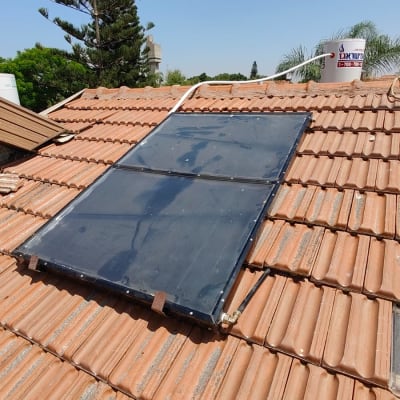 קולטי שמש מותקנים על גג רעפים אדום