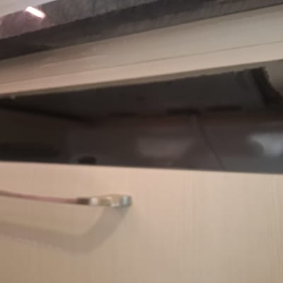 ארון מטבח פתוח עם משטח שיש כהה