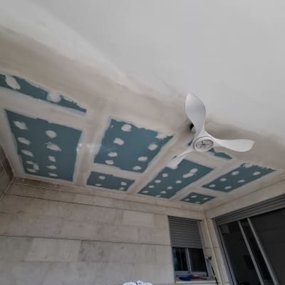 תקרת גבס עם מאוורר מותקן