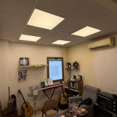 חדר עם תקרה מוארת, גיטרות וציוד מוזיקה