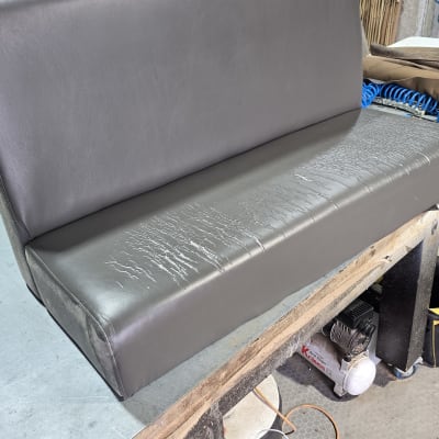 ספה מרופדת בעור עם סימני שחיקה בסדנה
