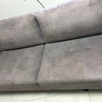 ספה אפורה על רצפת אריחים