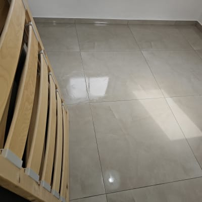 רצפת אריחים מבריקה ליד מסגרת עץ