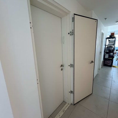 דלתות לבנות עם ידיות מתכת במסדרון