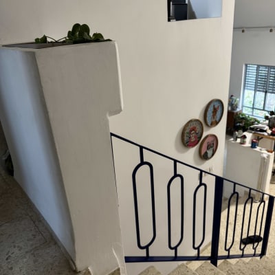 מעקה מתכת כחול במדרגות ביתיות