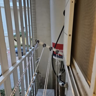 דוד שמש מותקן על קיר עם צינורות מחוברים