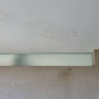 זכוכית חלבית מותקנת מעל קיר בטון