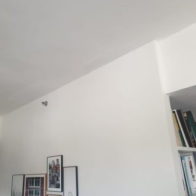 קיר לבן עם תמונות ממוסגרות