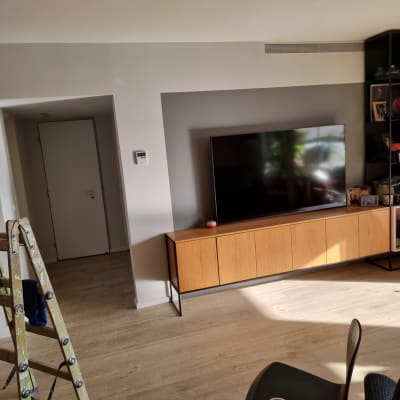 סולם וחדר עם קיר צבוע