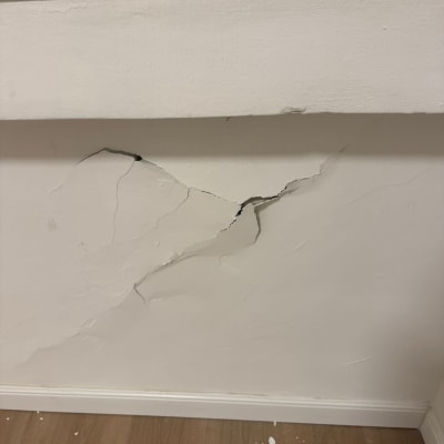 קיר עם סדקים וצבע מתקלף