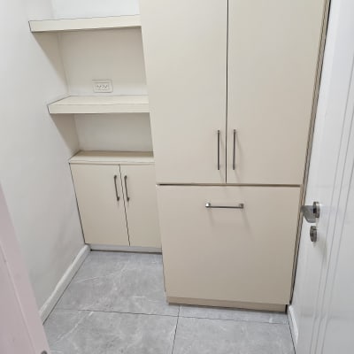 ארון ומדפים בחדר קטן, ללא אנשים או טקסט.