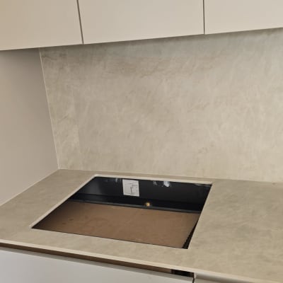 משטח שיש במטבח עם חור לכיריים