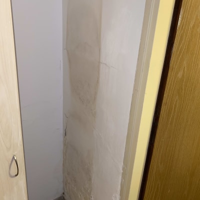 קיר עם סימני רטיבות וסדקים לתיקון