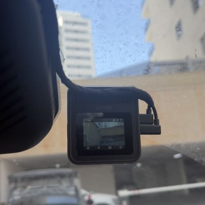 מצלמת רכב מותקנת על שמשת הרכב עם נוף בניינים ברקע