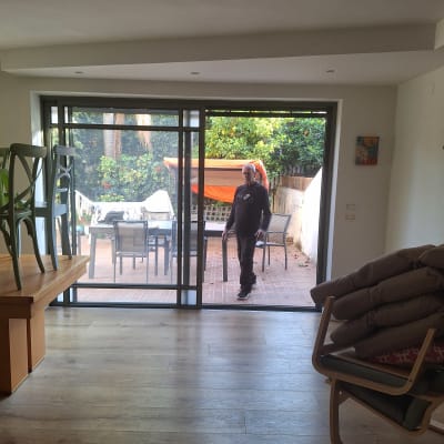 דלתות זכוכית עם מסגרת אלומיניום בבית