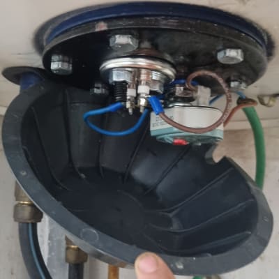 חלק תחתון של דוד שמש עם חיבורים חשמליים