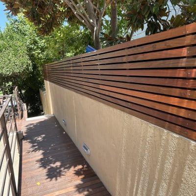 גדר עץ חומה ליד שביל עץ בגינה