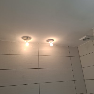 תקרת גבס עם שני גופי תאורה חשופים