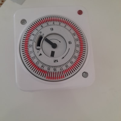 שעון טיימר מכני עם מחוגים ומספרים