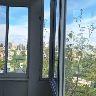 חלונות אלומיניום עם נוף חיצוני
