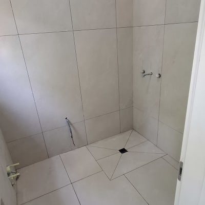 חדר אמבטיה עם אריחים חדשים על הקירות והרצפה