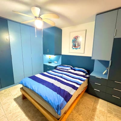 חדר שינה עם ארונות ומיטה מעץ