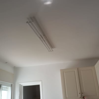 תאורת פלורסנט מותקנת על תקרת מטבח