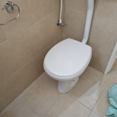 אסלה וחלקי אינסטלציה בחדר אמבטיה