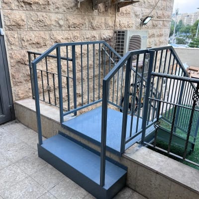 מסגרת מתכת כחולה סביב רמפה קטנה