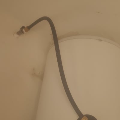 דוד שמש עם צינור מחובר לקיר