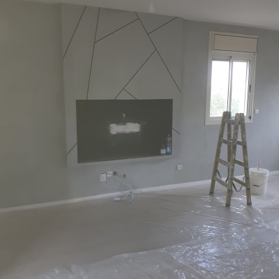 סולם, דלי וצבע על רצפה מכוסה בניילון