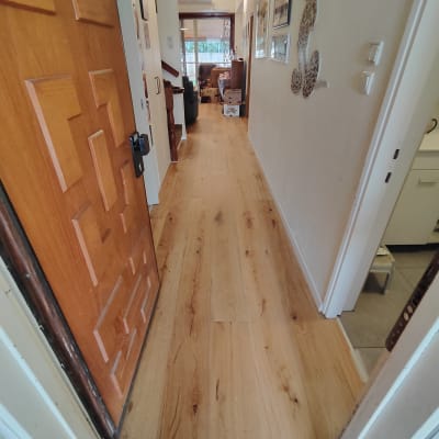 רצפת פרקט עץ בהירה במסדרון ביתי