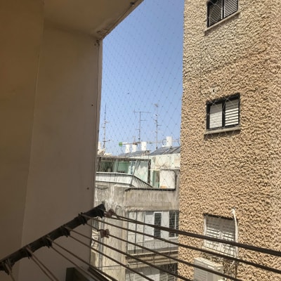 רשת למניעת כניסת יונים במרפסת בניין