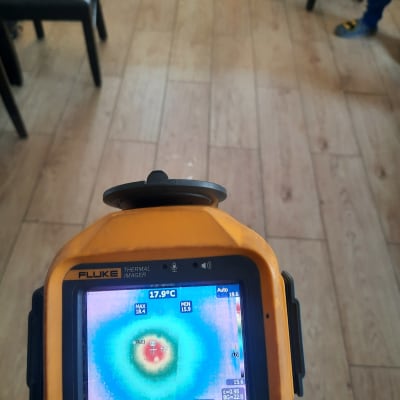 מצלמה תרמית מציגה תמונת חום על רצפה