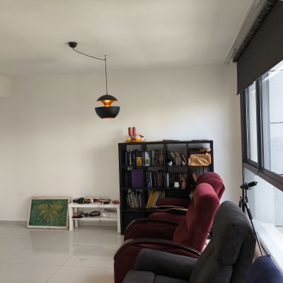 סולם, דלי צבע, ציור על הרצפה