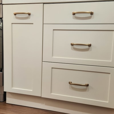 ארונות מטבח עם ידיות מתכת ותנור אפייה