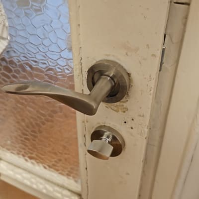 ידית ודלת עם מנעול מתכת