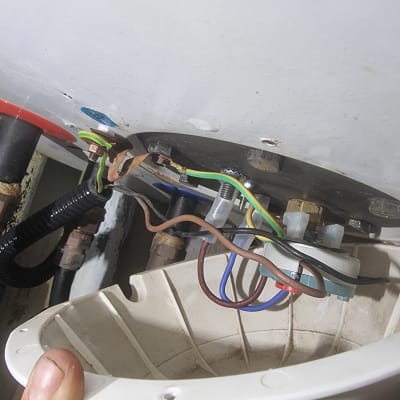 חוטי חשמל מחוברים למכשיר חשמלי עם אצבע