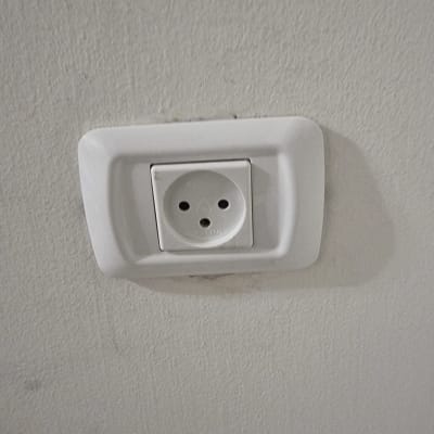 שקע חשמלי לבן מותקן על קיר