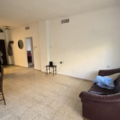 חדר עם קירות צבועים וללא רהיטים