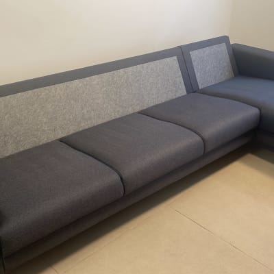 ספה אפורה עם ריפוד נקי ומסודר