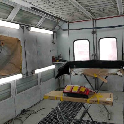 חדר צביעה עם חלקי רכב וכלי עבודה