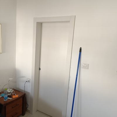 דלת לבנה עם משקוף בחדר