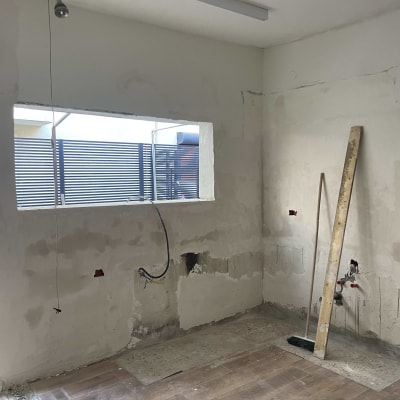 חלון עם תריסי אלומיניום בחדר ריק