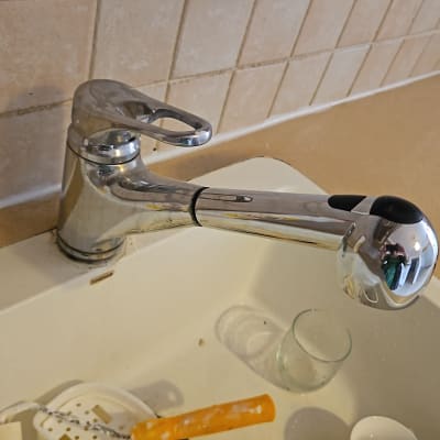 ברז מטבח נירוסטה מעל כיור לבן