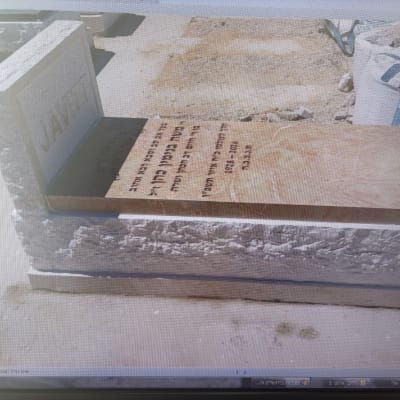 מצבה עם כיתוב בעברית ואנגלית
