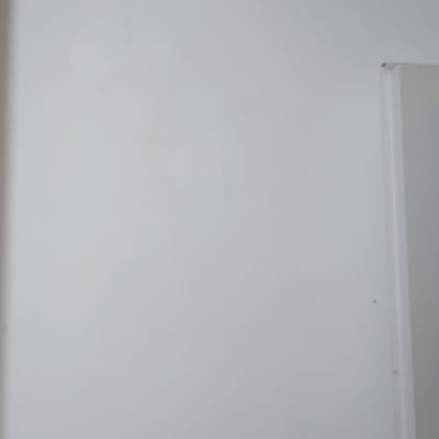 קיר לבן עם פינה חשופה