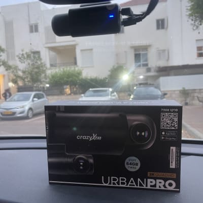 מצלמת רכב מותקנת על שמשה קדמית עם אריזת מוצר