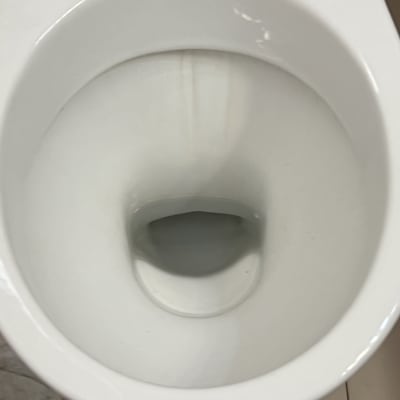 אסלה פתוחה עם מגבת על הרצפה